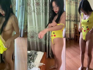 Em nữ sinh kính cận cực ngon cởi đồ thay bodysuit pikachu